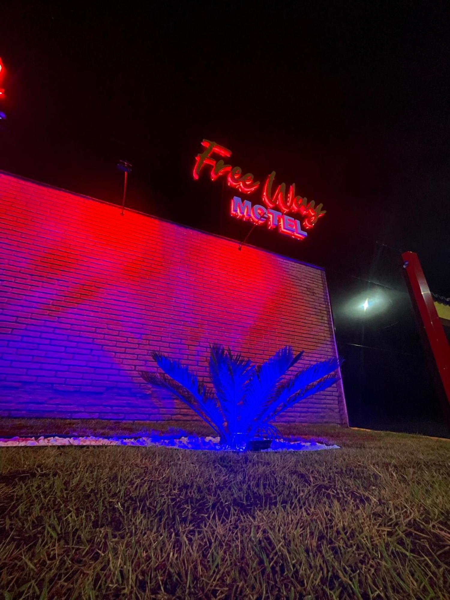 Love hotel Free Way